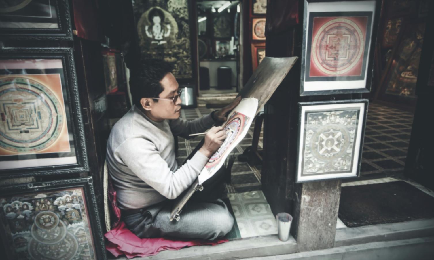 Figure drawing student working on gesture sketches during live model session